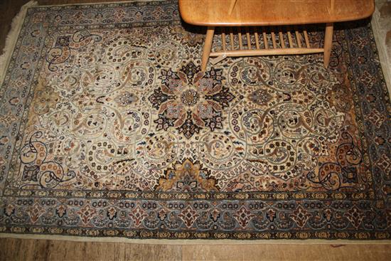 Cream ground rug(-)